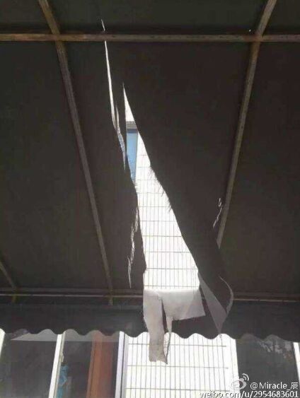 图说：金属物体从天而降，将厂区内的一个凉棚砸穿。网友图