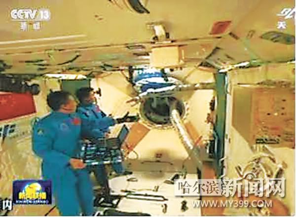 点击打开原图 哈工大机械手“天宫”上面拧螺钉