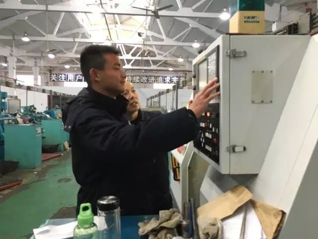 点击打开原图 航空零组件公司标准件厂开展普通车床转数控培训
